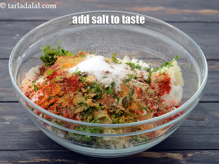 स्टेप 12 – <a href=""https://www.tarladalal.com/glossary-salt-namak-table-salt-hindi-418i"">नमक</a>&nbsp;स्वाद अनुसार डालें ।&nbsp;