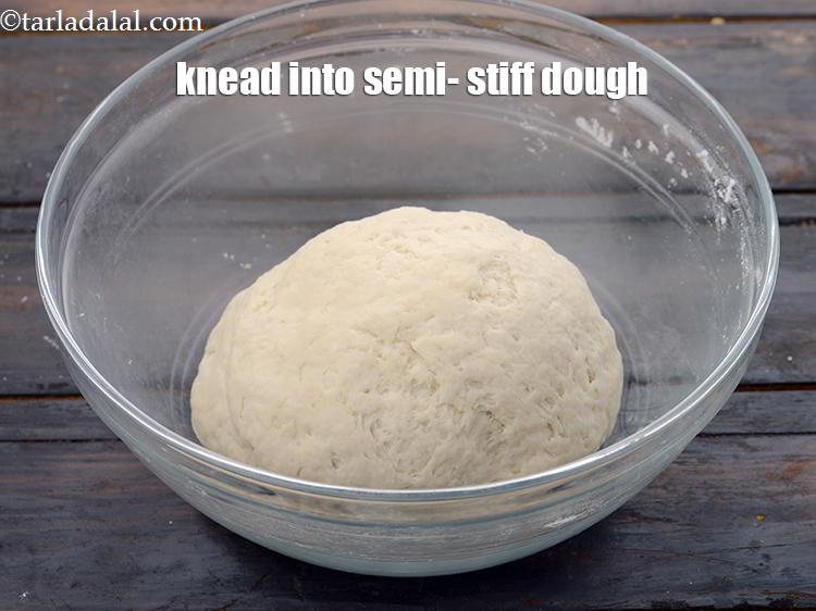 स्टेप 14 – हाथों की सहायता से अर्ध-सख्त आटा गूंथ लें।