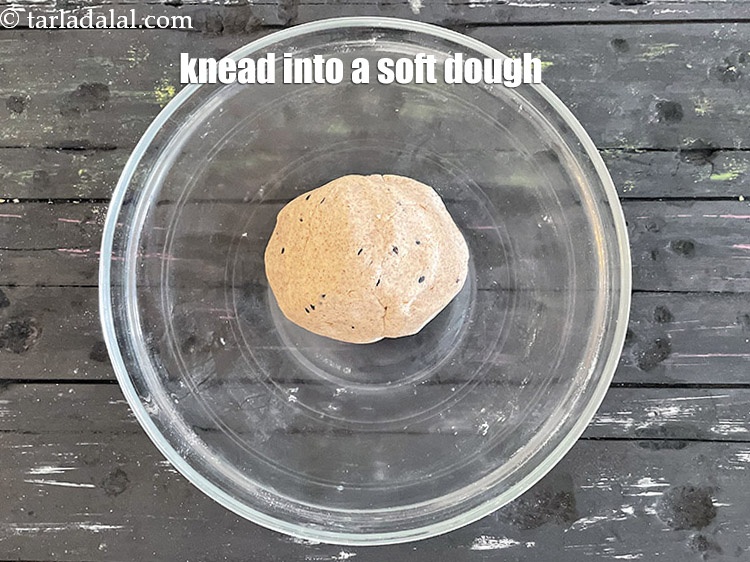 स्टेप 12 – नरम आटा गूथ लीजिये।