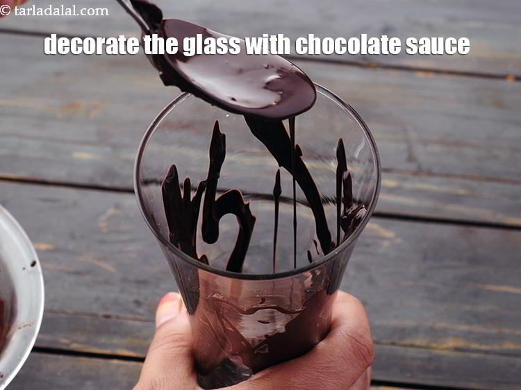 स्टेप 18 – इस तरह एक लंबा गिलास लें और थोड़ा झुका लें। …