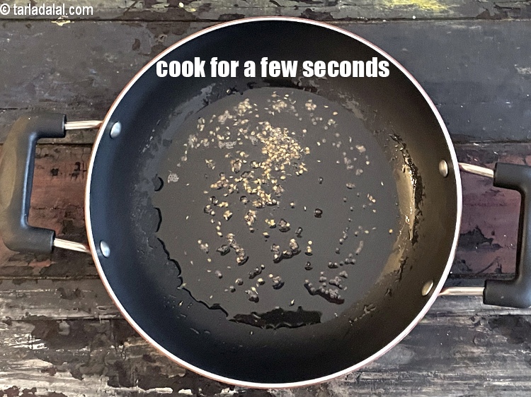 स्टेप 12 – कुछ सेकंड तक पकाएं।