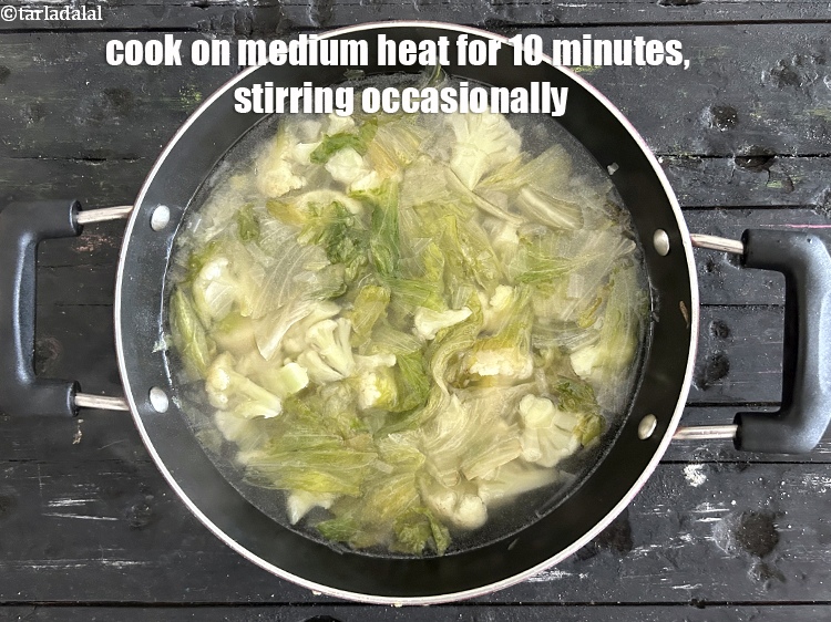 स्टेप 14 – बीच-बीच में हिलाते हुए, मध्यम आंच पर 10 मिनट तक …