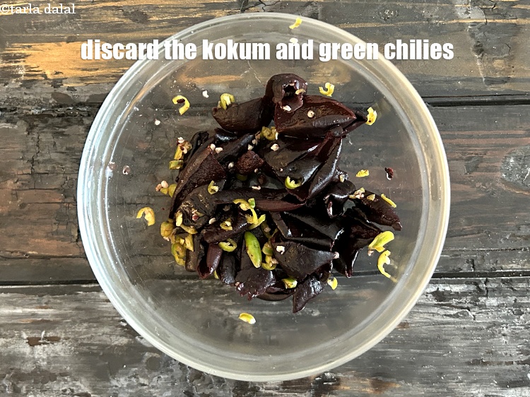 स्टेप 30 – कोकम और हरी मिर्च को छानने के बाद निकाल दीजिये।