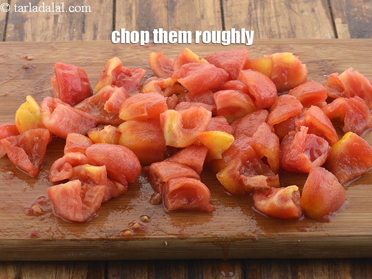 स्टेप 14 – इन्हें मोटा-मोटा काट लें। आकार मायने नहीं रखता क्योंकि वे …