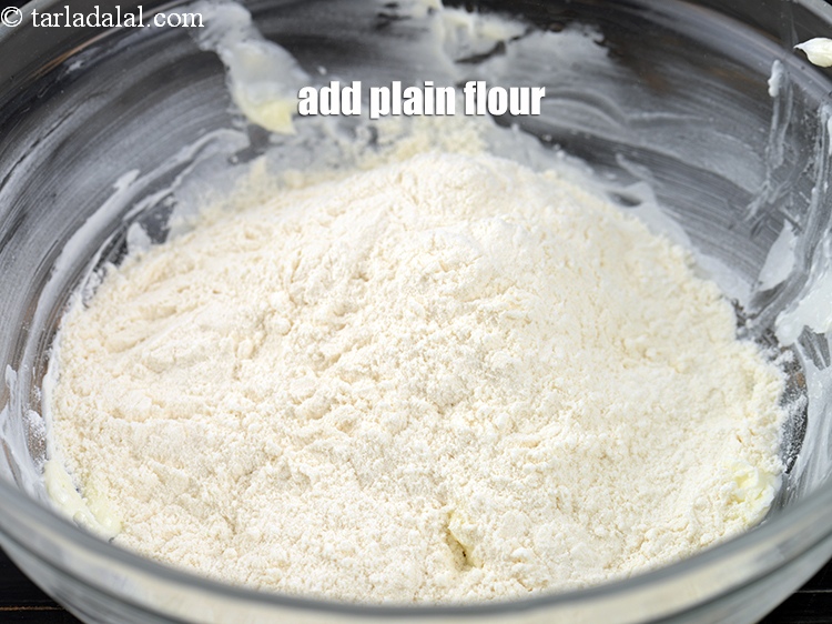 स्टेप 14 – १ १/२ कप&nbsp;<a href=""https://www.tarladalal.com/glossary-plain-flour-maida-hindi-188i"">मैदा</a>&nbsp;डालें।