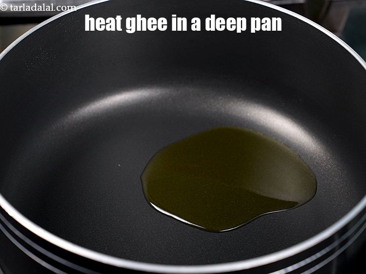 स्टेप 11 – इसके बाद,&nbsp;एक गहरे नॉन-स्टिक पैन में&nbsp;२ टी-स्पून&nbsp;<a href=""https://www.tarladalal.com/glossary-ghee-hindi-245i"">घी</a>&nbsp;गरम करें।