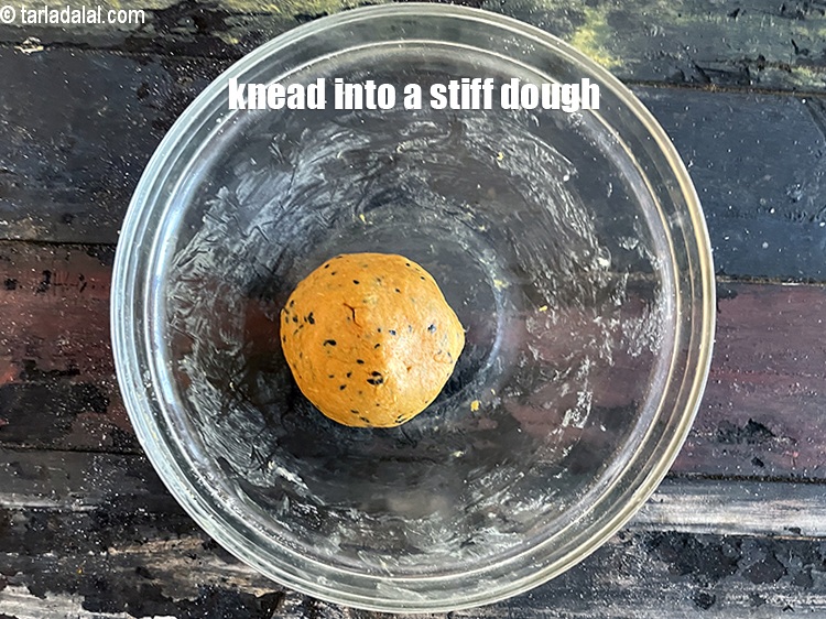 स्टेप 12 – सख्त आटा गूंद लें।