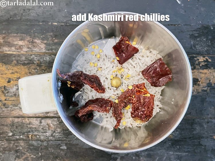 स्टेप 12 – टुकड़े की हुई ३ <a href=""https://www.tarladalal.com/glossary-whole-dry-kashmiri-red-chillies-kashmiri-mirch-kashmiri-lal-mirch-hindi-332i"">सूखी कश्मीरी लाल मिर्च</a> डालें।