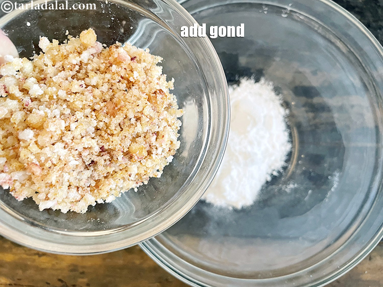 स्टेप 57 – तले और कुटे हुए गोंद डालें।