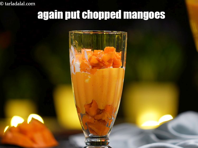 स्टेप 12 – २ टेबल-स्पून&nbsp;<a href=""https://www.tarladalal.com/glossary-chopped-mango-hindi-803i"">कटे हुए अल्फांसो आम</a>&nbsp;डालें ।&nbsp;