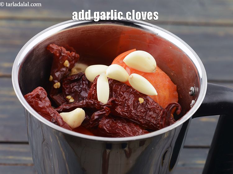 स्टेप 9 – १० से १२&nbsp;<a href=""https://www.tarladalal.com/glossary-garlic-cloves-hindi-1857i"">लहसुन की कलियाँ</a>&nbsp;डालें&nbsp;&nbsp;। लहसुन चटनी में मिर्च …