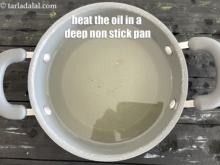 स्टेप 13 – एक गहरी नॉन-स्टिक कढ़ाई में तेल गरम करें।