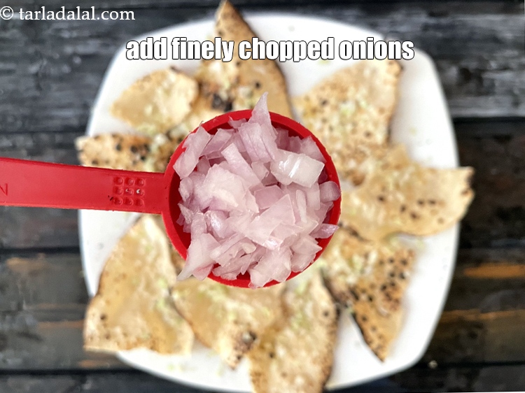 स्टेप 12 – प्रत्येक खिचिया पापड़ में 2 बड़े चम्मच&nbsp;&nbsp;बारीक&nbsp;<a href=""https://www.tarladalal.com/glossary-chopped-onions-hindi-722i"">कटे हुए प्याज</a>&nbsp;डालें। …