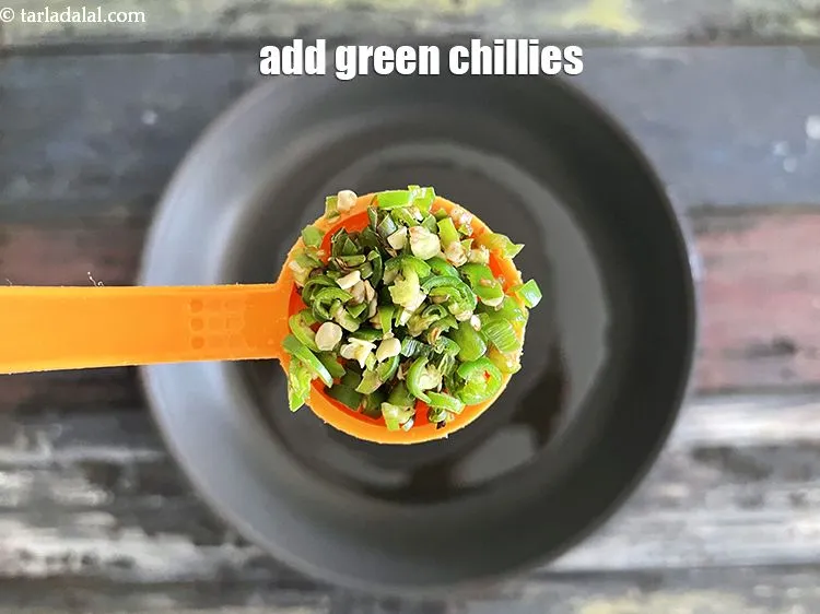 स्टेप 8 – १ टी-स्पून&nbsp;बारीक&nbsp;<a href=""https://www.tarladalal.com/glossary-chopped-green-chilli-hindi-820i"">कटी हरी मिर्च</a>&nbsp;डालें।