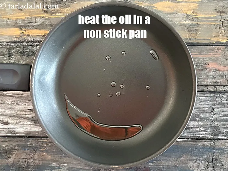 स्टेप 14 – एक चौड़े नॉन-स्टिक पैन में&nbsp;१ टी-स्पून&nbsp;<a href=""https://www.tarladalal.com/glossary-oil-hindi-671i"">तेल</a>&nbsp;गरम करें।