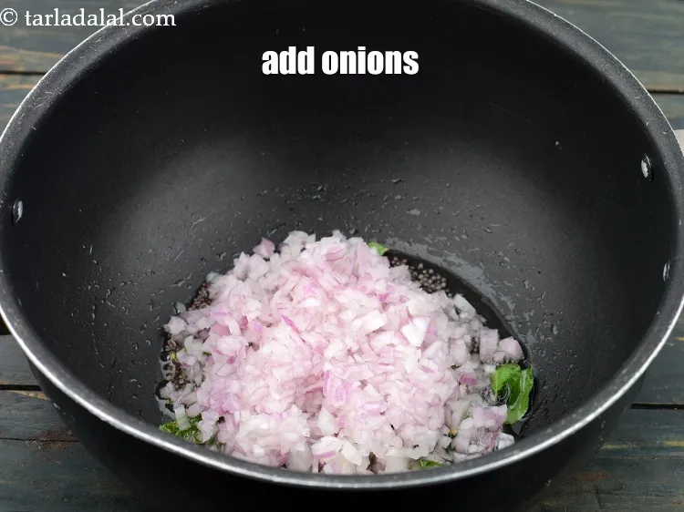 स्टेप 12 – ३/४ कप बारीक <a href=""https://www.tarladalal.com/glossary-chopped-onions-hindi-722i"">कटा हुआ प्याज़</a> डालें।
