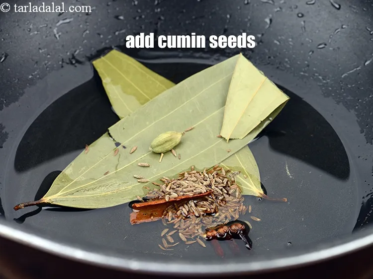स्टेप 12 – १/२ टी-स्पून&nbsp;<a href=""https://www.tarladalal.com/glossary-cumin-seeds-jeera-zeera-hindi-381i"">जीरा</a>&nbsp;डालें।&nbsp;&nbsp;
