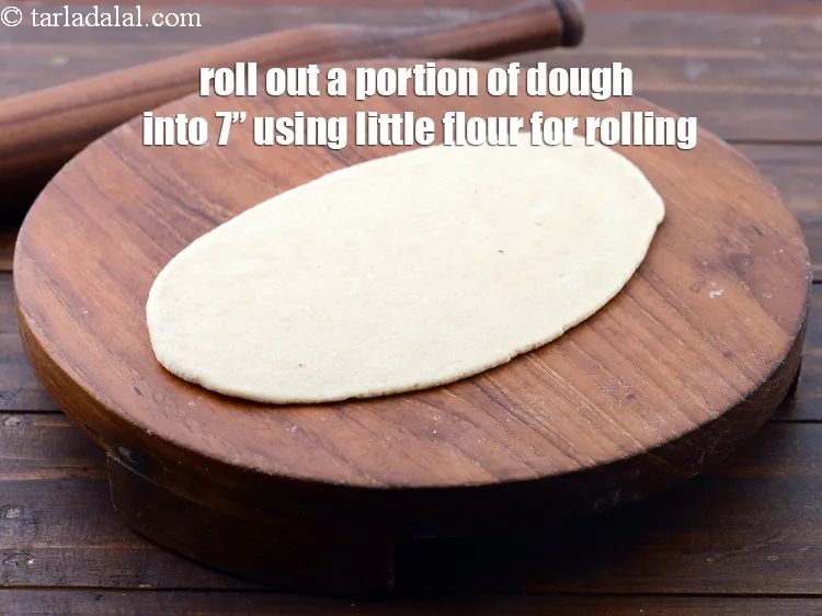 स्टेप 13 – आटे के प्रत्येक भाग को 175 मि.मी. (7&rdquo;) के अंडाकार …