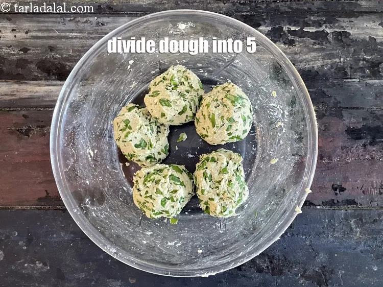 Step 13 – To make <strong>hariyali tofu roti recipe&nbsp;|&nbsp;spinach tofu roti | hariyali paneer roti | healthy&nbsp;methi and …