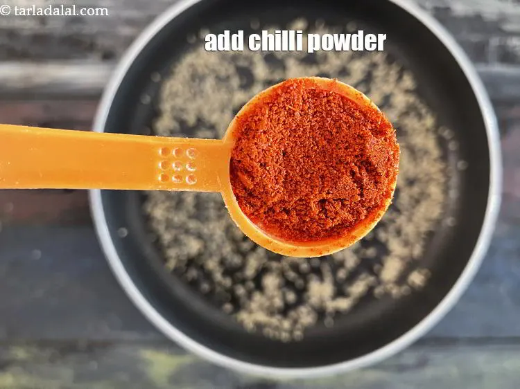 स्टेप 12 – १ टी-स्पून&nbsp;<a href=""https://www.tarladalal.com/glossary-chilli-powder-red-chilli-powder-hindi-339i"">लाल मिर्च पाउडर</a>&nbsp;डालें।