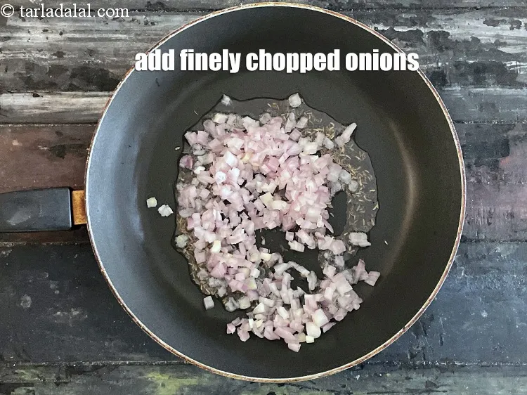 स्टेप 18 – १/२ कप&nbsp;बारीक&nbsp;<a href=""https://www.tarladalal.com/glossary-chopped-onions-hindi-722i"">कटा हुआ प्याज</a>&nbsp;डालें।
