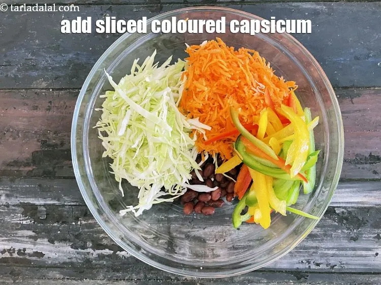 स्टेप 22 – ३/४ कप&nbsp;<a href=""https://www.tarladalal.com/glossary-sliced-capsicum-hindi-165i"">कटी हुई शिमला मिर्च</a>&nbsp;डालें।