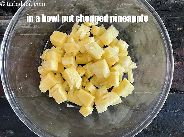 स्टेप 12 – एक बड़े बाउल में&nbsp;१ कप&nbsp;<a href=""https://www.tarladalal.com/glossary-chopped-pineapple-hindi-89i"">कटा हुआ अनानास</a>&nbsp;<span style=""font-size:11pt""><span style=""font-family:Calibri,sans-serif""><span …