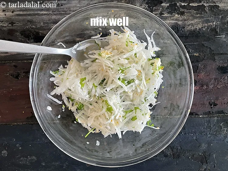 Step 13 – Mix <strong>mooli ka salad | Indian radish salad | healthy mooli ka salad |&nbsp;</strong>well.