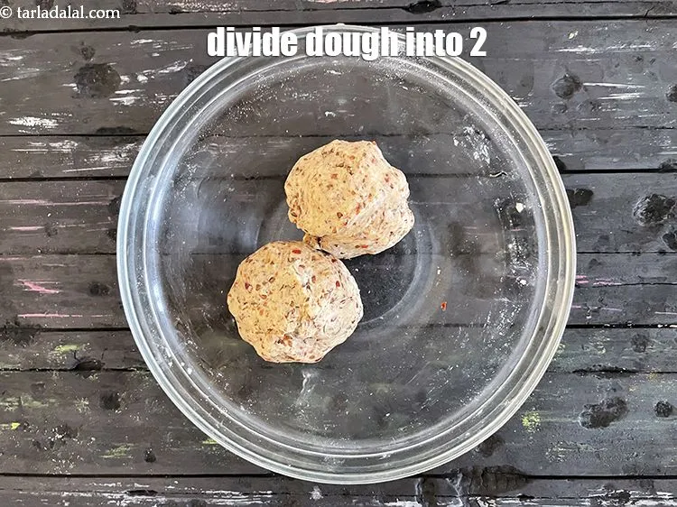 स्टेप 12 – आटे को 2 बराबर भागों में बाँट लीजिये।
