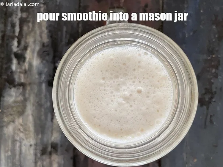 Step 12 – Pour<strong>&nbsp;coconut milk smoothie for weight loss</strong>&nbsp;into a mason jar or glass.