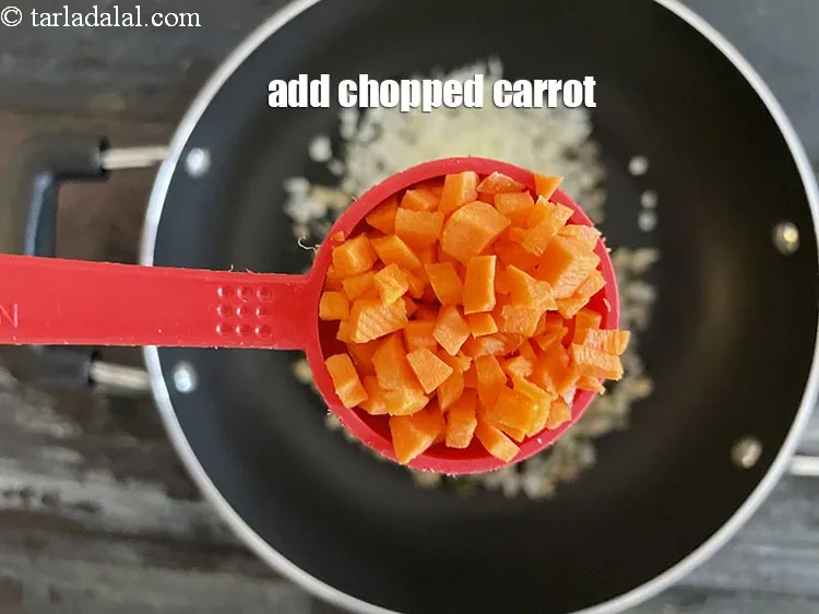 स्टेप 22 – २ टी-स्पून&nbsp;<a href=""https://www.tarladalal.com/glossary-chopped-carrot-hindi-798i"">कटे हुए गाजर</a>&nbsp;डालें।&nbsp;&nbsp;
