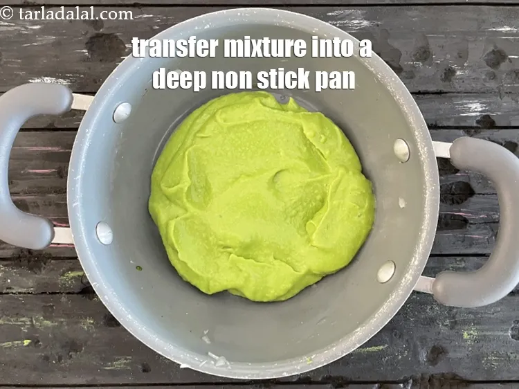 स्टेप 12 – मिश्रण को एक गहरे नॉन-स्टिक पैन में डालें।