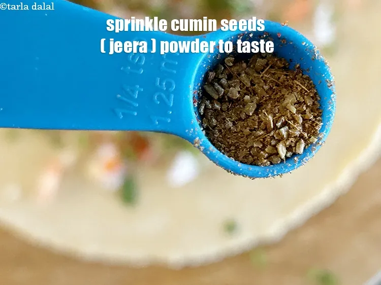 स्टेप 19 – स्वादानुसार&nbsp;<a href=""https://www.tarladalal.com/glossary-cumin-seeds-powder-jeera-powder-zeera-powder-hindi-382i"">जीरा पाउडर</a>&nbsp;छिड़कें।