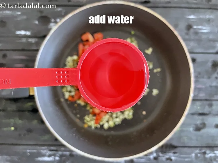 स्टेप 19 – १ टेबल-स्पून&nbsp;पानी&nbsp;डालें।