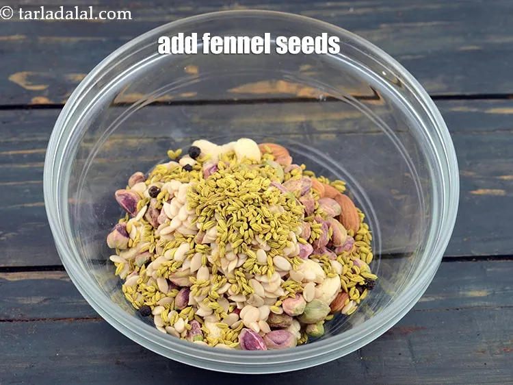 स्टेप 12 – १ १/२ टेबल-स्पून <a href=""https://www.tarladalal.com/glossary-fennel-seeds-saunf-sauf-hindi-410i"">सौंफ</a> डालें।