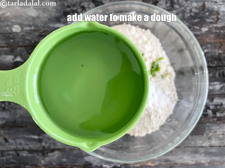 स्टेप 16 – आटा गूंथने के लिए पर्याप्त पानी डालें। हमने १/२ कप …