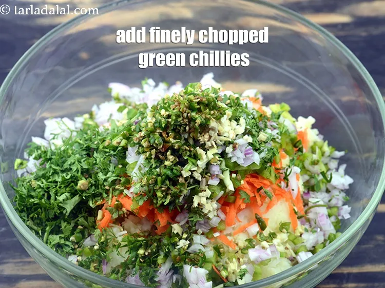 स्टेप 12 – 1 1/2 टेबलस्पून बारीक कटी हरी मिर्च डालें।