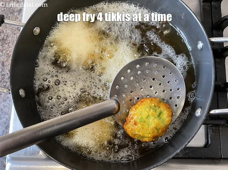 Step 18 – Deep-fry 4&nbsp;tikkis at a time.
