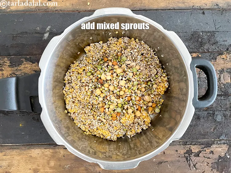 स्टेप 25 – ३/४ कप&nbsp;<a href=""https://www.tarladalal.com/glossary-mixed-sprouts-hindi-195i"">मिक्स स्प्राउट्स</a>&nbsp;(चना , मूंग और मटकी)&nbsp;डालें।&nbsp;<a href=""https://www.tarladalal.com/recipes-for-Sprouts-in-hindi-language-1159"">स्प्राउट्स</a> में …