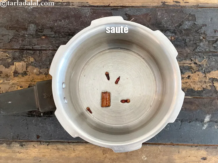 स्टेप 22 – मध्यम आंच पर कुछ सेकन्ड तक भुन लें।