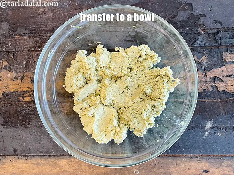 स्टेप 14 – मिश्रण को एक गहरे बाउल में निकाल लें।