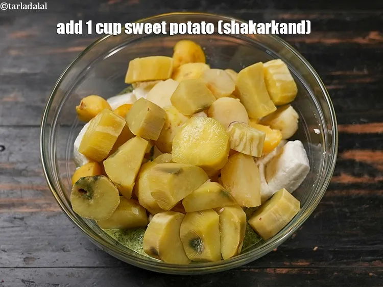 स्टेप 17 – १ कप&nbsp;<a href=""https://www.tarladalal.com/glossary-sweet-potato-shakarkand-hindi-956i"">शक्करकन्द</a>&nbsp;, छिले , 25 mm (1&#39;&#39;) के टुकड़े …