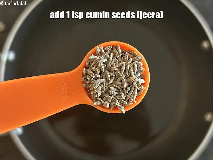स्टेप 13 – १ टी-स्पून&nbsp;<a href=""https://www.tarladalal.com/glossary-cumin-seeds-jeera-zeera-hindi-381i"">ज़ीरा</a>&nbsp;डालें।&nbsp;&nbsp;