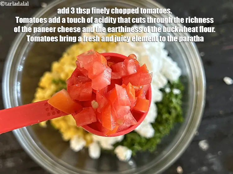 स्टेप 16 – ३ टेबल-स्पून&nbsp;<a href=""https://www.tarladalal.com/glossary-chopped-tomatoes-hindi-779i"">बारीक कटे हुए टमाटर</a>&nbsp;डालें। टमाटर पनीर के स्वाद …