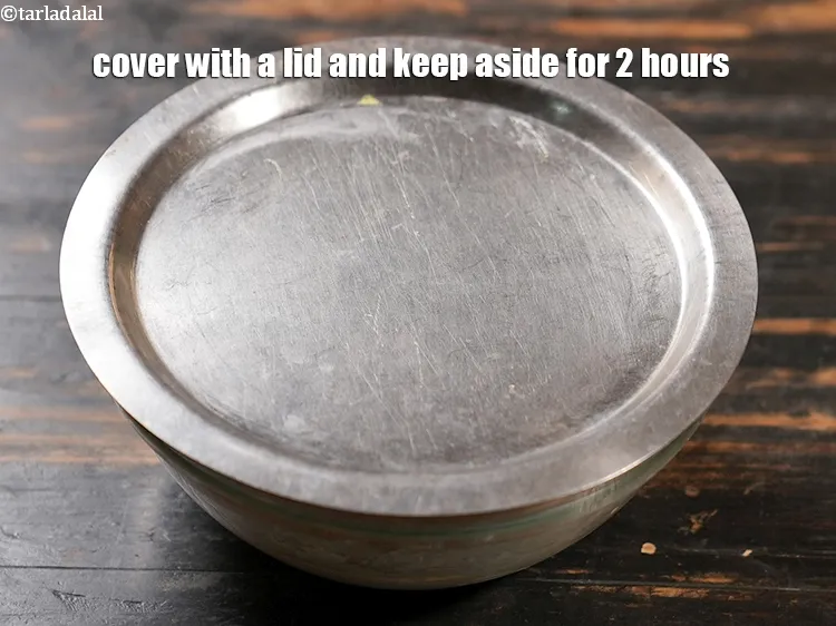 स्टेप 13 – ढक्कन से ढककर 2 घंटे के लिए अलग रख दें।