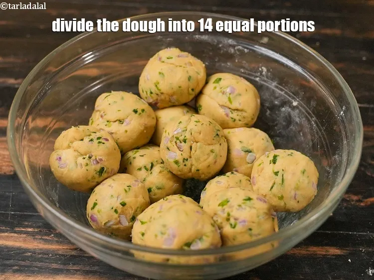 स्टेप 13 – आटे को 14 बराबर भागों में बांटें।