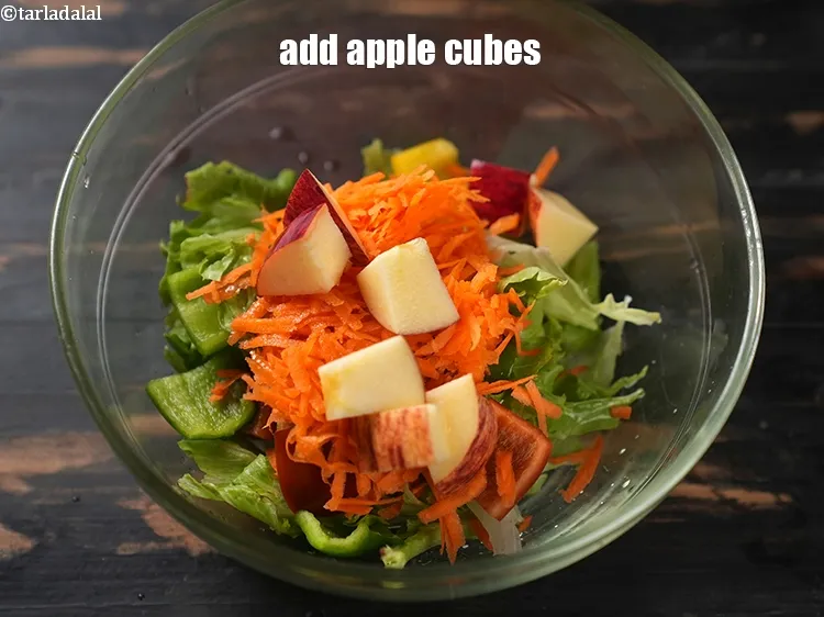 स्टेप 13 – २ कप&nbsp;<a href=""https://www.tarladalal.com/glossary-apple-cubes-hindi-57i"">सेब के टुकड़े</a>&nbsp;डालें।