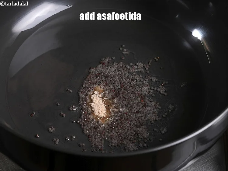 स्टेप 29 – १/४ टी-स्पून&nbsp;<a href=""https://www.tarladalal.com/glossary-asafoetida-hing-hindi-113i"">हींग</a>&nbsp;डालें।