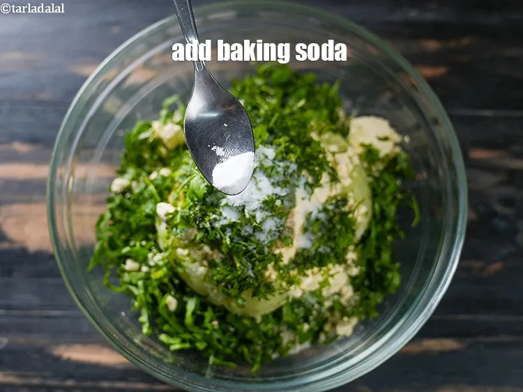 स्टेप 13 – एक चुटकी&nbsp;<a href=""https://www.tarladalal.com/glossary-baking-soda-soda-bi-carb-hindi-615i"">बेकिंग सोडा</a>&nbsp;डालें।
