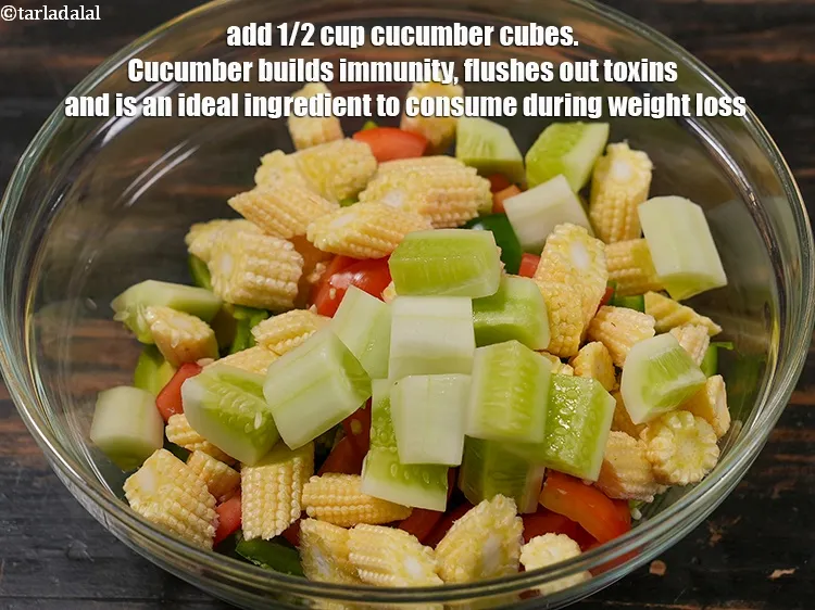 स्टेप 17 – 1/2 कप खीरे के टुकड़े डालें। ककड़ी प्रतिरक्षा का निर्माण …